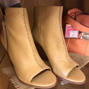 Nine West Size 9 Leather Shoes BEIGE NWOB